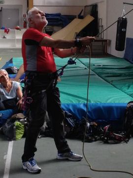 Enea assicura un ragazzo in arrampicata (30403 bytes)